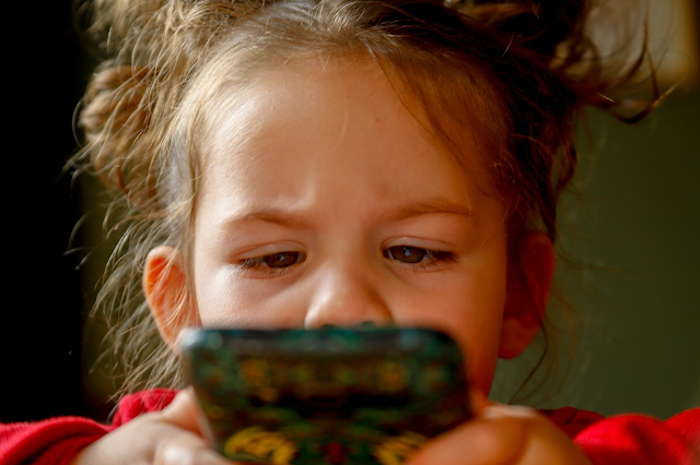 Too much screen time affects children's brains, research shows