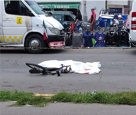 Microbús arrolla a ciclista y lo mata en Chimalhuacán