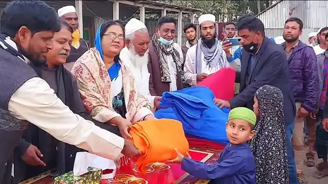 ইসলামপুরে মাদরাসা শিক্ষার্থীদের মাঝে শীতবস্ত্র বিতরণ