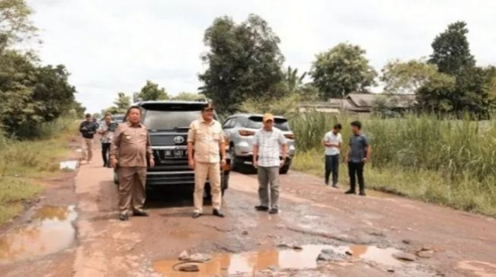 Prank Jokowi, Gubernur Lampung Pengusaha Bikin Jalan Rusak
