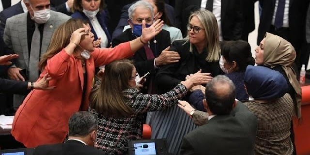 Γυναίκες βουλευτές στη Τουρκία πιάστηκαν στα χέρια (βίντεο)