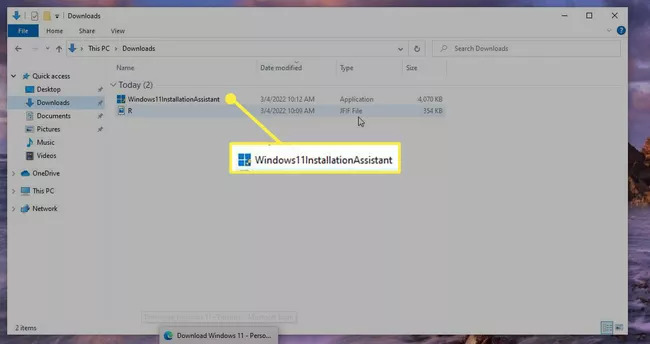 File executable Asisten Instalasi disorot di Windows Explorer.