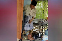 Gegara Imbauan Tak Pakai Sandal Jepit saat Naik Motor, Lihat Apa yang Dipakai Pria Ini Pergi Jumatan