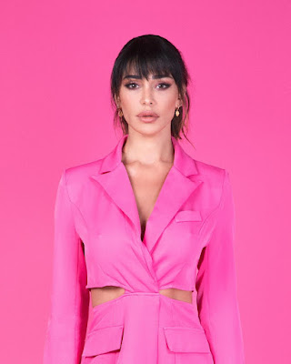 Belen Rodriguez vestito rosa pubblicità di Shein e-commerce