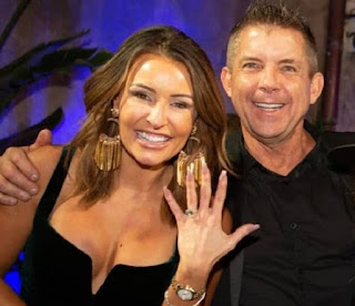 Skylene Montgomery showing the engagement ring with her then-boyfriend Sean Payton