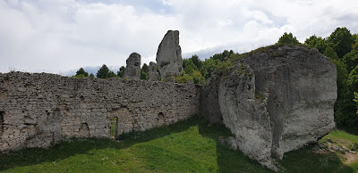 Zamek Ogrodzieniec, Podzamcze