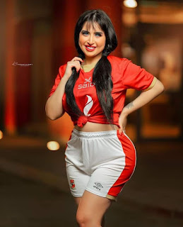 عارضة الأزياء روكي أحمد بفستان أحمر مثير يظهر مفاتنها (بالصور) روكي أحمد