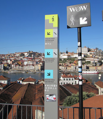cidade do Porto, rio Douro, telhados de armazéns e placas indicativas