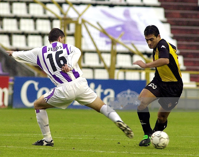 Jesús le intenta robar la pelota a Roberto Acuña. REAL VALLADOLID C. F. 2 REAL ZARAGOZA 0 Domingo 18/11/2001. Campeonato de Liga de 1ª División, jornada 13. Valladolid, estadio Nuevo José Zorrilla: 12.000 espectadores.