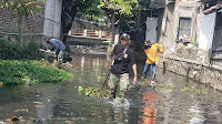 Bersihkan Sungai Cihapit, Satgas Citarum Harum Sektor 22 Sub 5 di Kelurahan Cibangkong