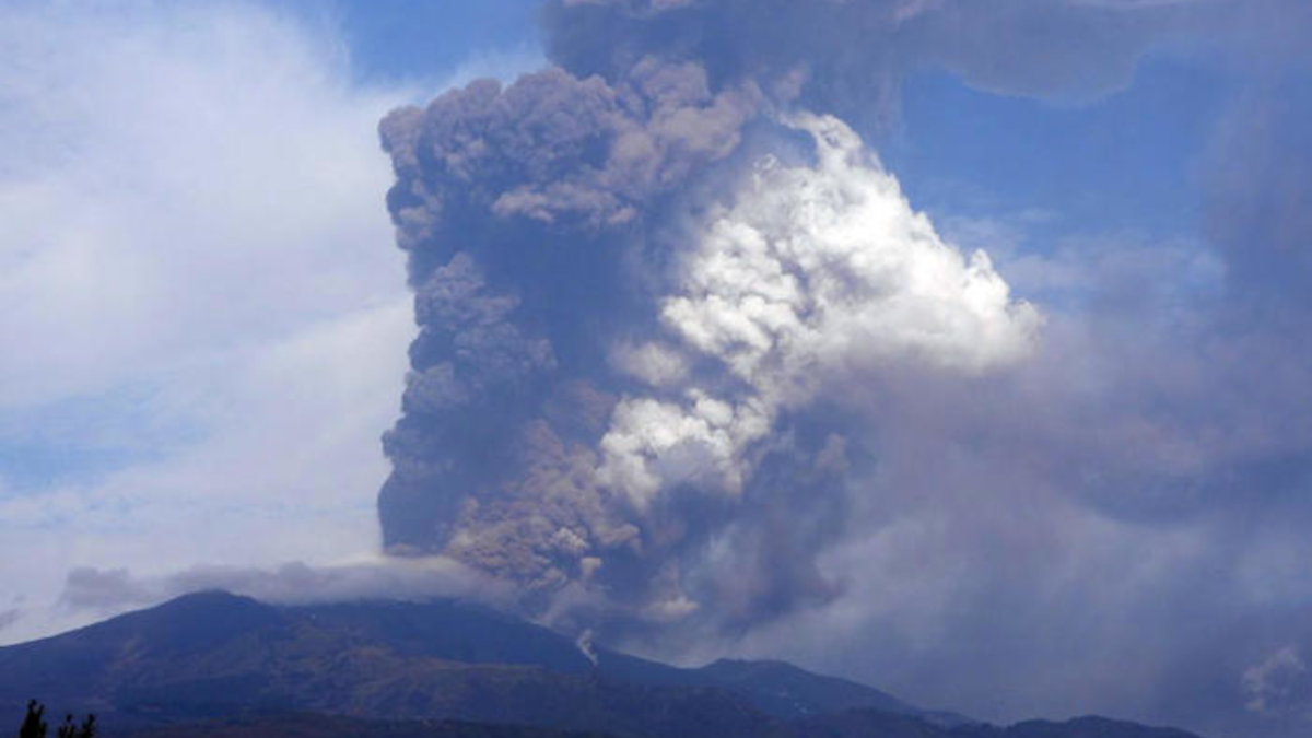 Parossismo Etna eruzione Vulcano cenere cratere sudest