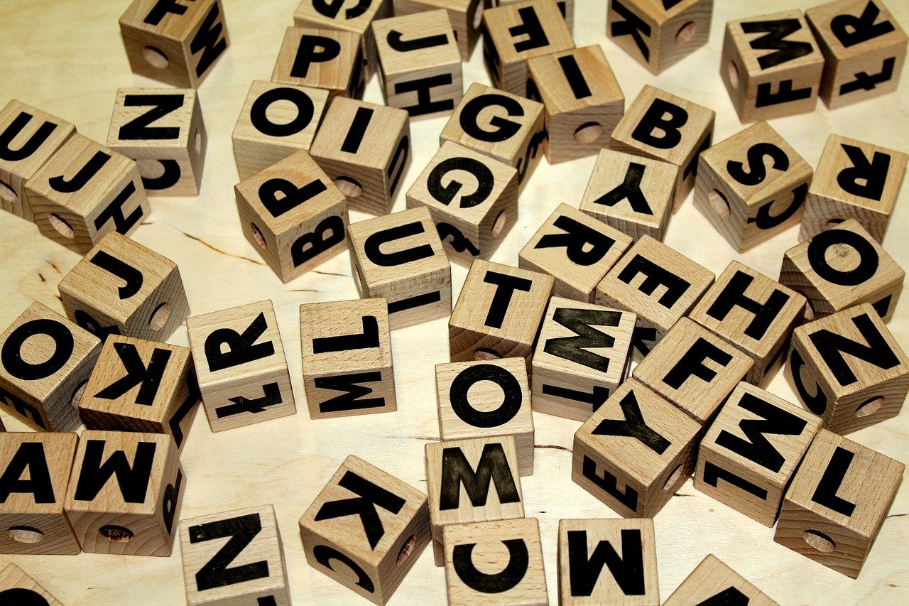 letras em cubos de madeira representando as girias nordestinas e seus significados