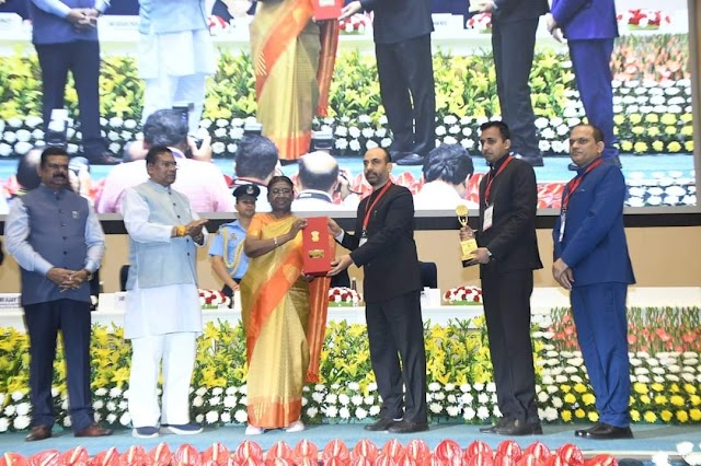 कलेक्टर श्री साकेत मालवीय को भूमि सम्मान से राष्ट्रपति श्रीमती द्रौपदी मुर्मु ने किया सम्मानित