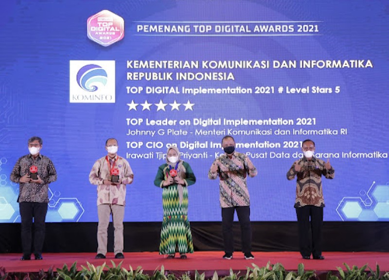 Menkominfo Terima Penghargaan TOP Leader on Digital Implementation 2021