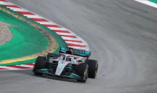 Lewis Hamilton con la Mercedes nei test di Barcellona 2022