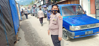 Jaga Kamtibmas, Polsek Alla Enrekang Lakukan Patroli Jalan Kaki di Pasar Sudu