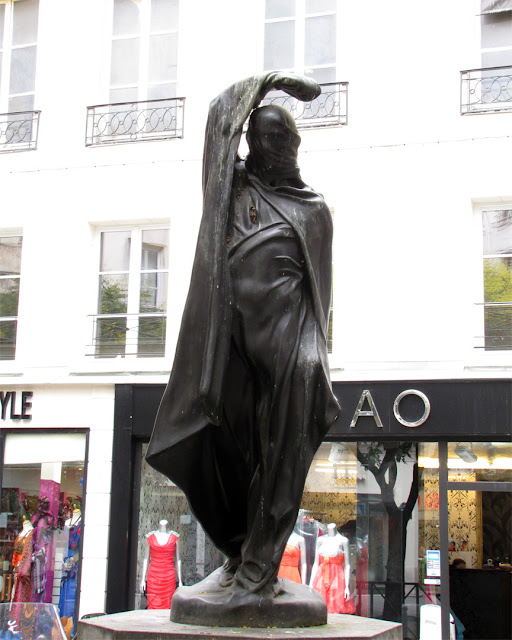 L'homme au bras levé by Olivier Brice, place du Caire, Paris