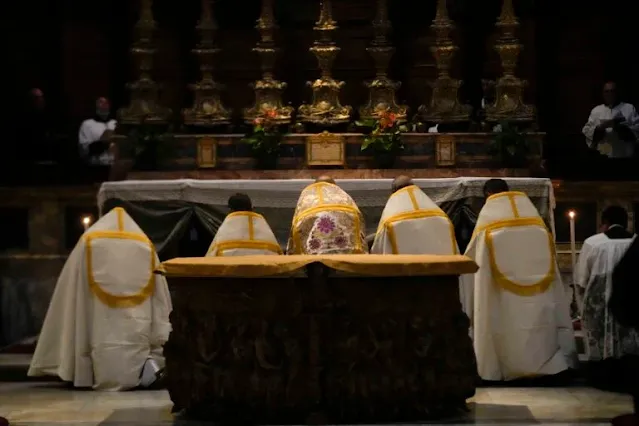 Um sacerdote celebrante lidera as vésperas latinas tradicionais na antiga basílica do Panteão de Roma, em Roma, Itália, 29 de outubro de 2021.