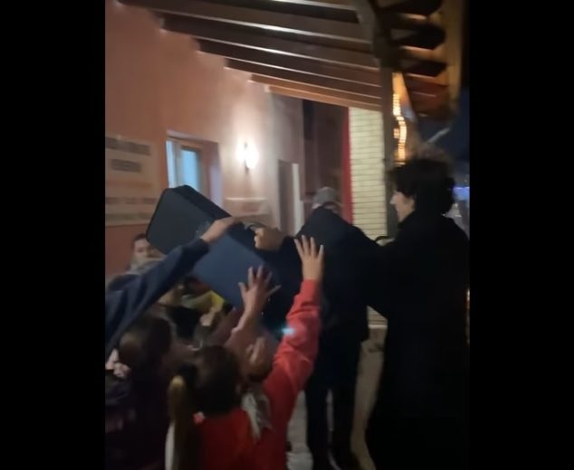 Ermal Meta dona strumenti musicali ai bambini in Albania