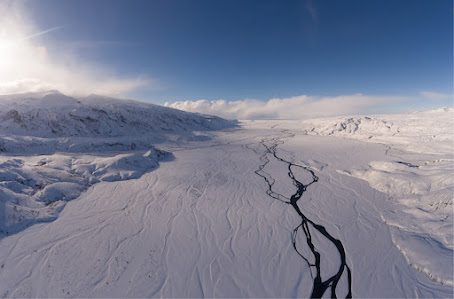 There are two people traveling thousands of kilometers in Antarctica at -30ºC and it makes sense if we think about conquering Mars