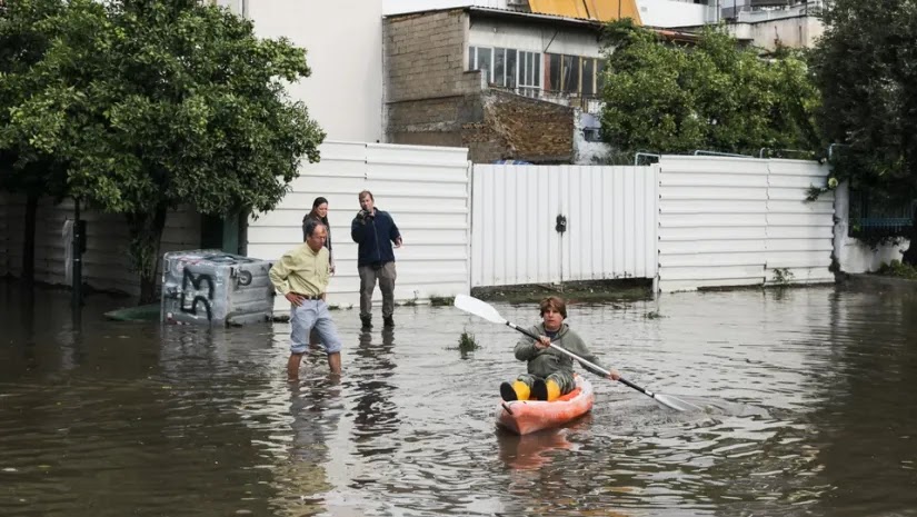 «Πνιγόμαστε» και δεν παραιτείται κανείς: Νεκρός στην Εύβοια -Έπεσε μπαλκόνι στο Χαλάνδρι -Κάνουν κανό στον Κολωνό 