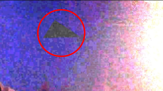 Here is an amazing Black Triangle shaped UFO over Chicago in the United States.