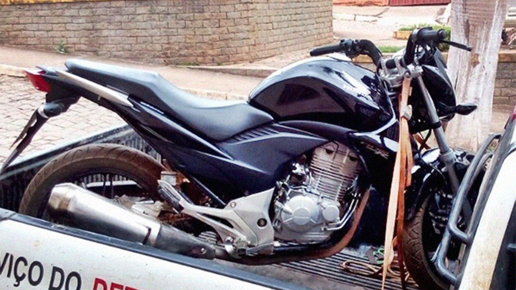 Polícia Militar recupera moto roubada em Sertânia