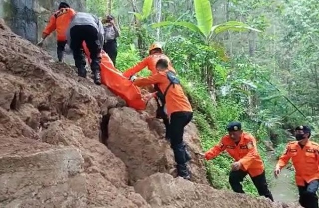 JASAD PEREMPUAN TANPA IDENTITAS DITEMUKAN MENGAMBANG TAK JAUH DARI BAWAH JEMBATAN SUNGAI KEMADU