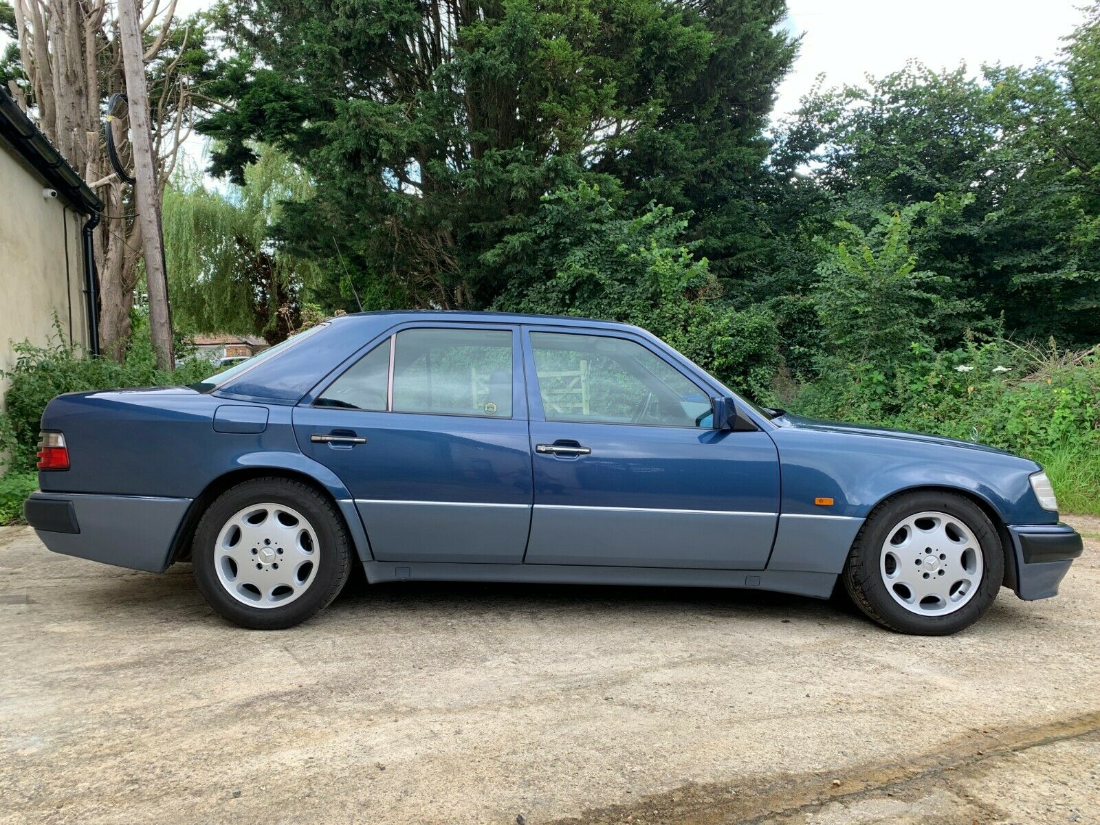 Nautikblauer Mercedes-Benz W 124 500 E Seitenansicht