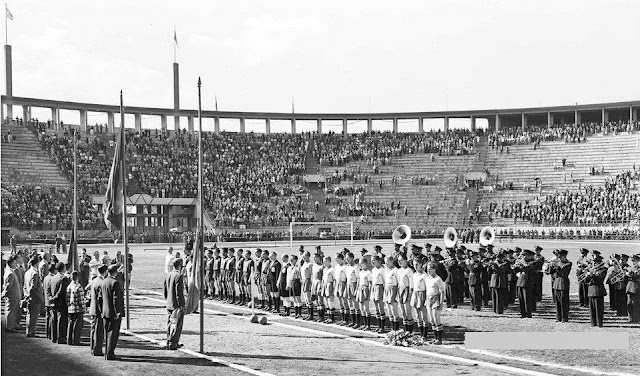 En Sao Paulo, en el estadio de Pacaembu, los equipos de España y Suecia forman mientras una banda interpreta los himnos nacionales. SELECCIÓN DE SUECIA 3 SELECCIÓN DE ESPAÑA 1 Domingo 16/07/1950, 15:00 horas. IV Copa del Mundo Brasil 1950, fase final, jornada 3. Sao Paulo, Brasil, estadio de Pacaembu