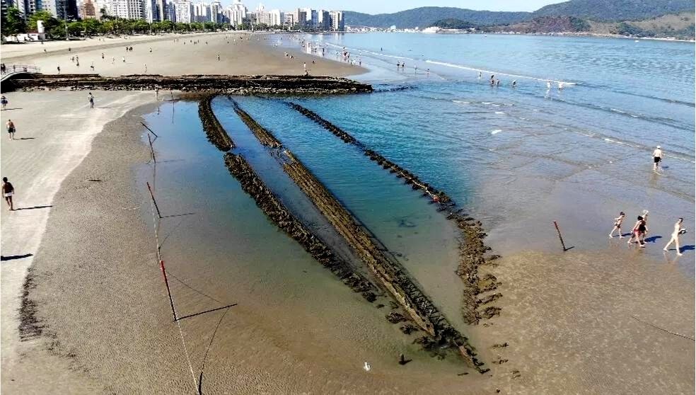 Área de navio encalhado na praia de Santos recebe nova proteção