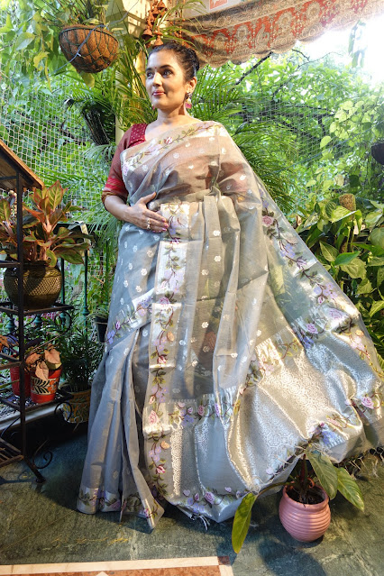 Silver grey Kota doria with gorgeous pallu and border that resembles convent embroidery work