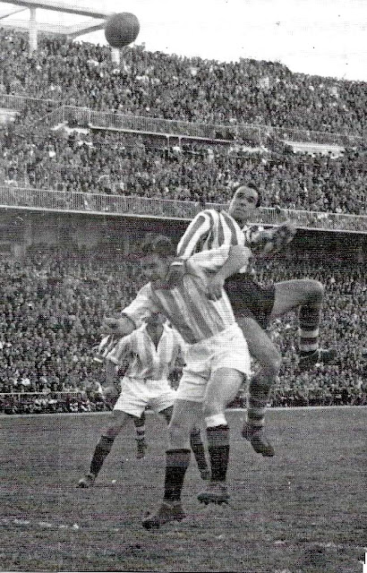 Zarra remata con la oposición de Babot. ATLÉTICO DE BILBAO 4 REAL VALLADOLID DEPORTIVO 1. Domingo 28/05/1950, 17’30 horas. XLVI Copa del Generalísimo, final. Madrid, estadio de Chamartín