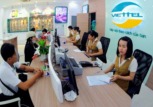 Làm thủ tục chuyển mạng giữ số tại cửa hàng Viettel