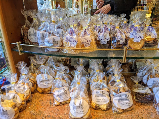 Baked goods at Dom Confiserie