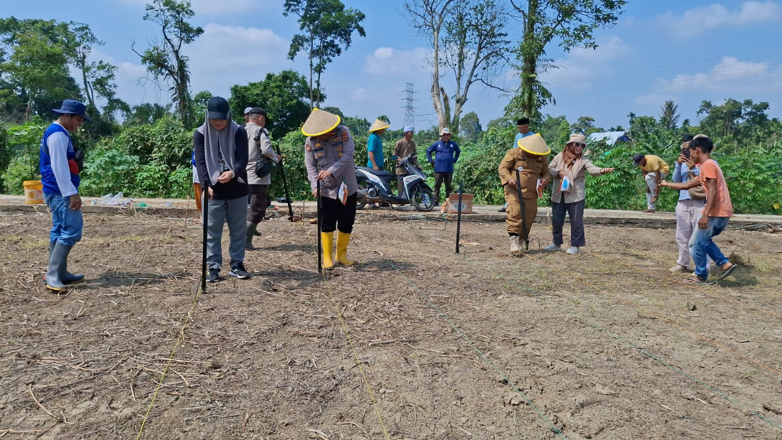 Kapolsubsektor Taman Rajo Hadiri Penanaman Jagung 2 Hektar di Desa Kunangan, Dukung Ketahanan Pangan Lewat BUMDes