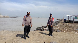 Personil Polsek Sukra Jajaran Polres Indramayu Lakukan Pemantauan Dan Pengecekan Pantai Tanjungpura Desa Ujunggebang