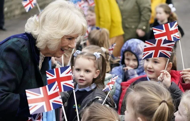 The Duchess wore a green and blue tartan coat, that had a velvet lining around the sleeves and the cuffs