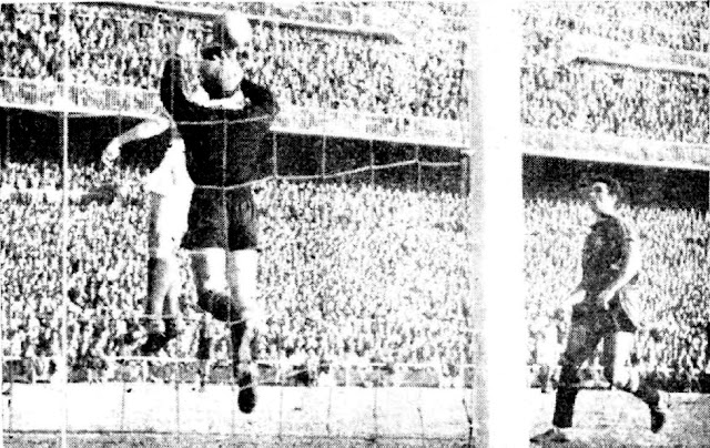 Ramallets detiene el balón ante el acoso de un jugador neerlandés y la atenta mirada de Campanal. SELECCIÓN DE ESPAÑA 5 SELECCIÓN DE PAÍSES BAJOS 1 Miércoles 30/01/1957, 16:00 horas. Partido amistoso. Madrid, estadio Santiago Bernabéu