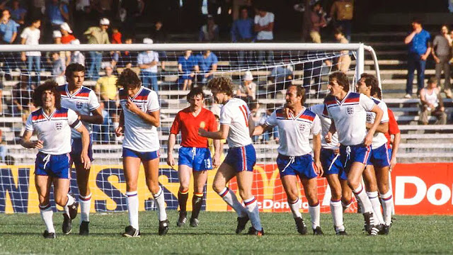 Los jugadores ingleses celebran uno de los goles. SELECCIÓN DE INGLATERRA 2 SELECCIÓN DE ESPAÑA 1. Miércoles, 18/06/1980: 17:45 horas. VI Copa de Europa de Selecciones Nacionales Italia 1980, fase de grupos, Grupo II, jornada 3. Nápoles, Italia, estadio San Paolo.