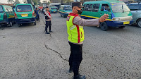 Unit Samapta Polsek Solokanjeruk Polresta Bandung Lakukan Pengaturan Lalu Lintas Di Daerah Rawan Macet di Daerah se-kec. Solokanjeruk