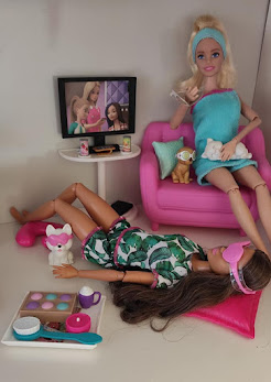 Barbie cenário relaxando tv sofá