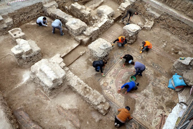 Αρχαιολόγοι και συντηρητές εργάζονται στο ψηφιδωτό που βρέθηκε στην αρχαία Γερμανίκεια. [Credit: DHA]
