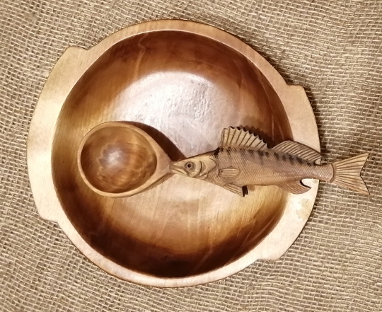 деревянная тарелка в подарок рыбаку