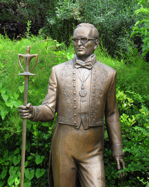 Statue of Pierre Cardin by Andrei Kovalchuk, Carré des Ambassadeurs, Jardins des Champs-Élysées, Paris