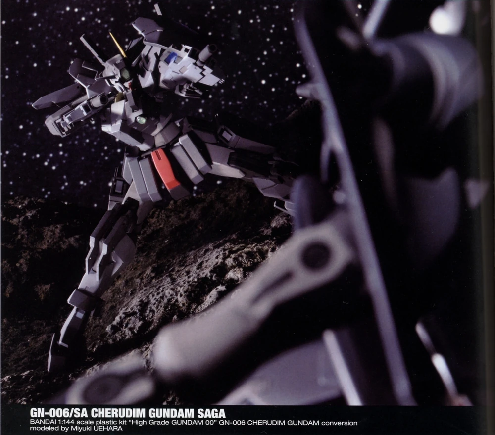 “Imagen del GN-006/SA Cherudim Gundam SAGA, una variante especial del GN-006 Cherudim Gundam, conocida por su armamento mejorado y su capacidad para llevar a cabo misiones de combate de alta intensidad en la serie Mobile Suit Gundam 00.”