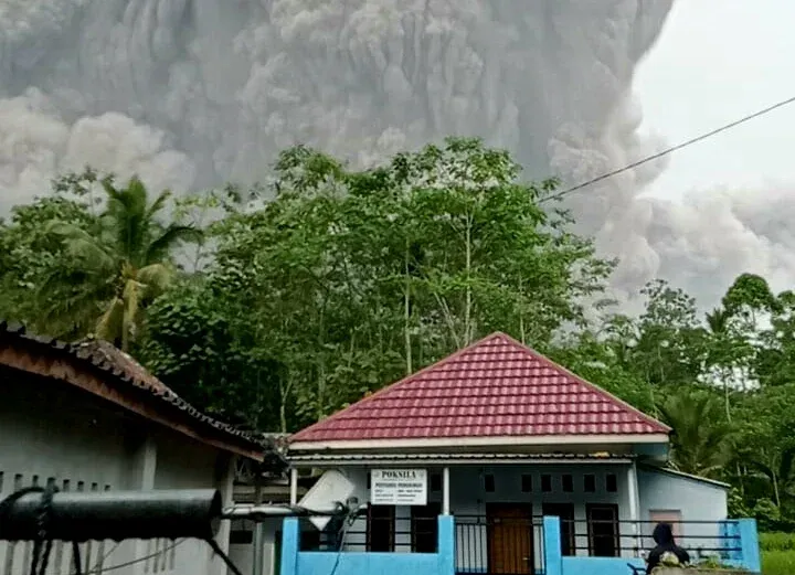 Thick volcanic cloud can be observed on the background as a result of Mount Semeru eruption (4/12/2021). (Photo: InfoPublik)