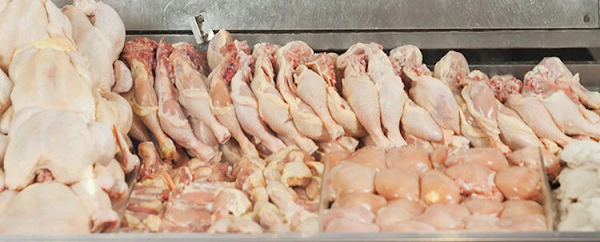 Vendedores de pollos afirman precio de carne blanca se mantiene por las nubes