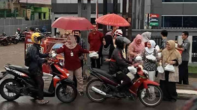 Berbagi Berkah Kemenkumham Sumsel Bagikan Ratusan Takjil