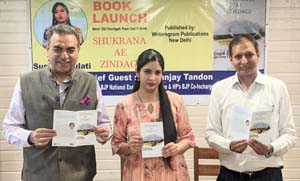 Sanjay Tandon released the book 'Shukrana-ae-Zindagi' written by Sushira Gulati during Covid